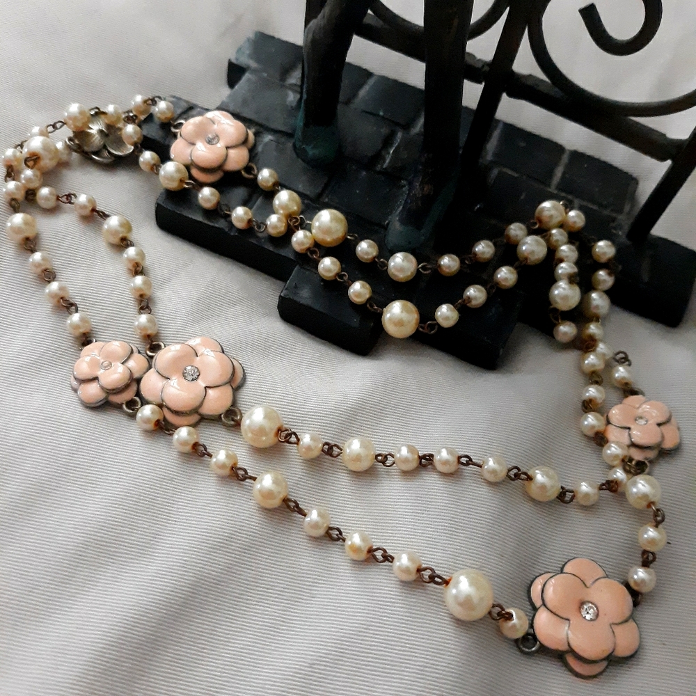 { Pearl necklace }